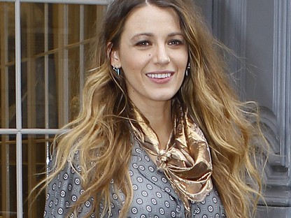 Blake Lively ezer év után VÉGRE újra szoknyát vett fel