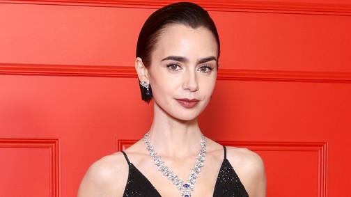 Lily Collins köldökig kivágott ruhájából egyszerre árad a meztelenség és az elegancia