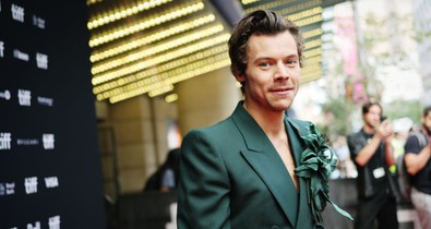 Kapaszkodj meg: Harry Styles teljesen kopasz lett