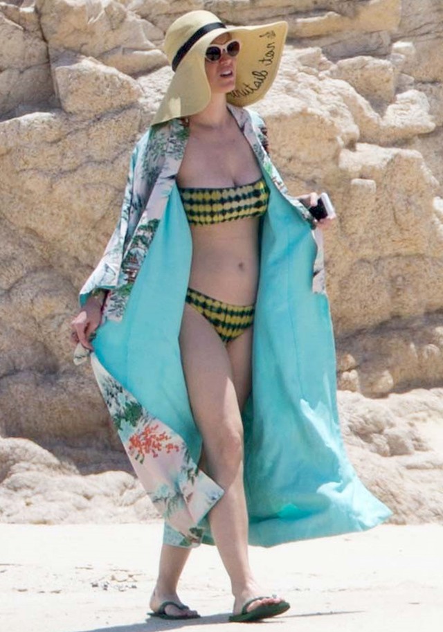 Katy Perry strandfelszerelésben