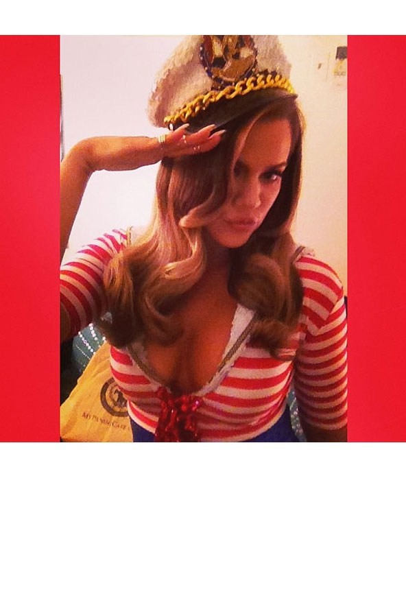 Khloe Kardashian a legjobb szexi matróz arckifejezésében pózol.