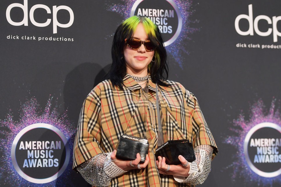 Nem véletlen, hogy Billie Eilish bő ruháiról vált ismertté