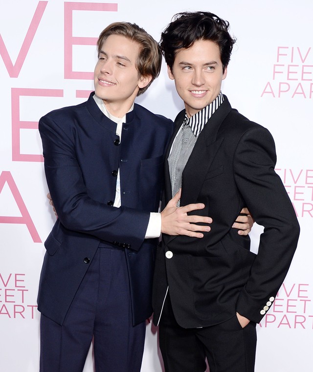 A Riverdale szerelmespárja, Lili Reinhart és Cole Sprouse végtelenül cukik a vörös szőnyegen