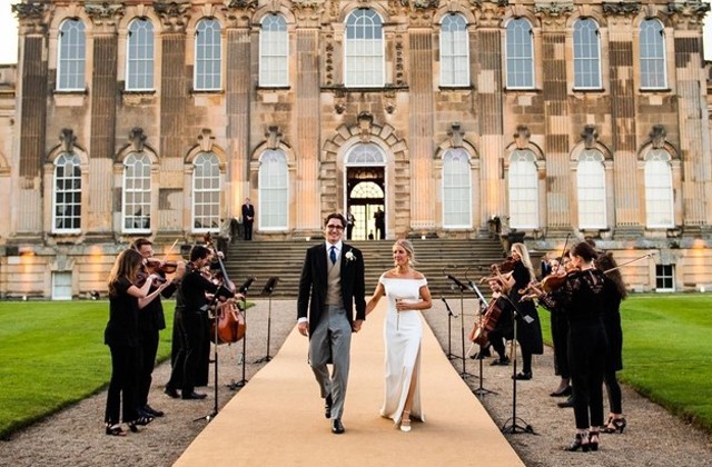 Ellie Goulding négy esküvői ruhája közül lehetetlen eldönteni, melyik a legszebb