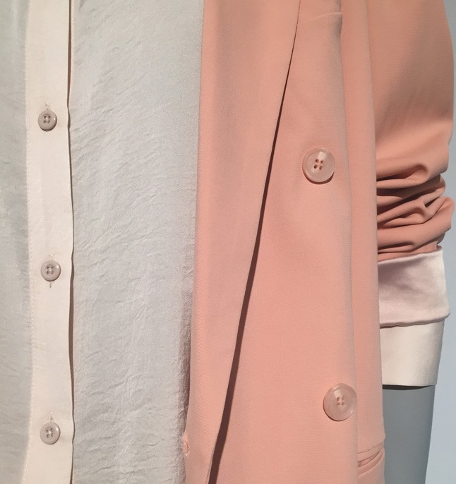 A trend neve: soft focus (mondjuk finom megközelítés), púderszínek, leomló, finom anyagok fiús szabásvonalakkal keverednek