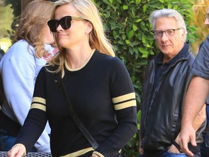 Reese Witherspoon semmibe vette az utcán a szexbotrányba keveredett Dustin Hoffmant