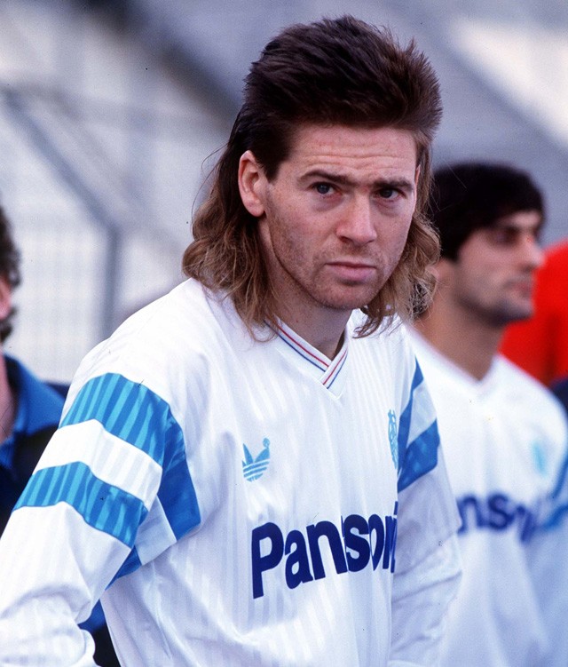 Igazságtalan lenne a németekre kenni az egészet, Chris Waddle az angol válogatott szélsője olyan Bundesliga-frizurát viselt, hogy az egész Bundesliga szakkifejezés értelmét megkérdőjelezi