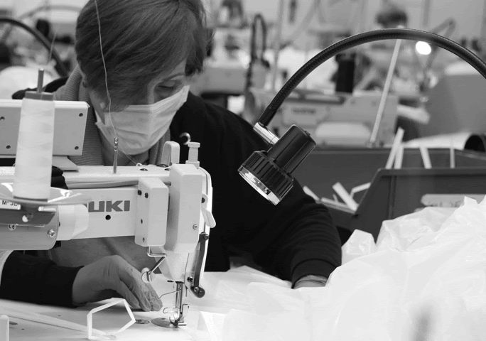 A Mango 13 000 köpenyt gyárt az egészségügyi dolgozók számára