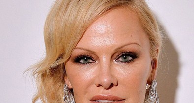 Azta: Pamela Anderson 51 évesen mindenkit lepipált a vörös szőnyegen