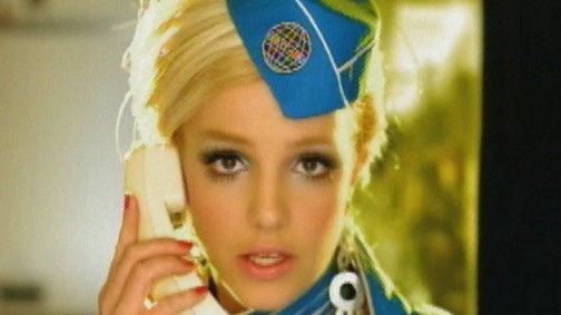 Elnézést kérünk, de ez a kutya TÉNYLEG tökéletesen ´elénekli´ a Toxic dallamát