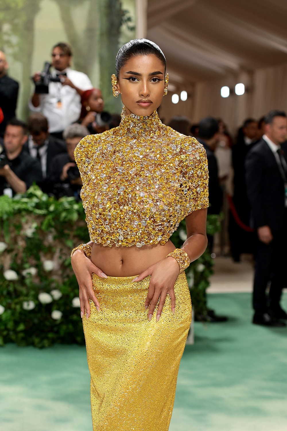 Imaan Hammam Swarovski ruhában a Met-gálán