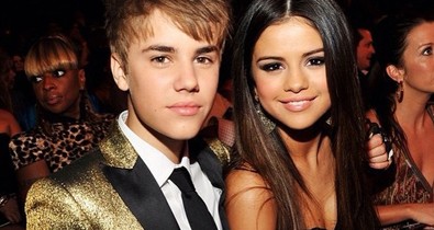 Óriási a szerelem: Justin Bieber és Selena Gomez jamaicai csókcsatájától elolvad a szíved!