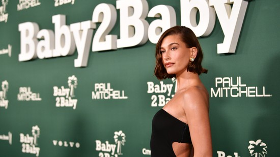 Hailey Bieber még a templomba is nadrág nélkül megy, és nem kér érte elnézést