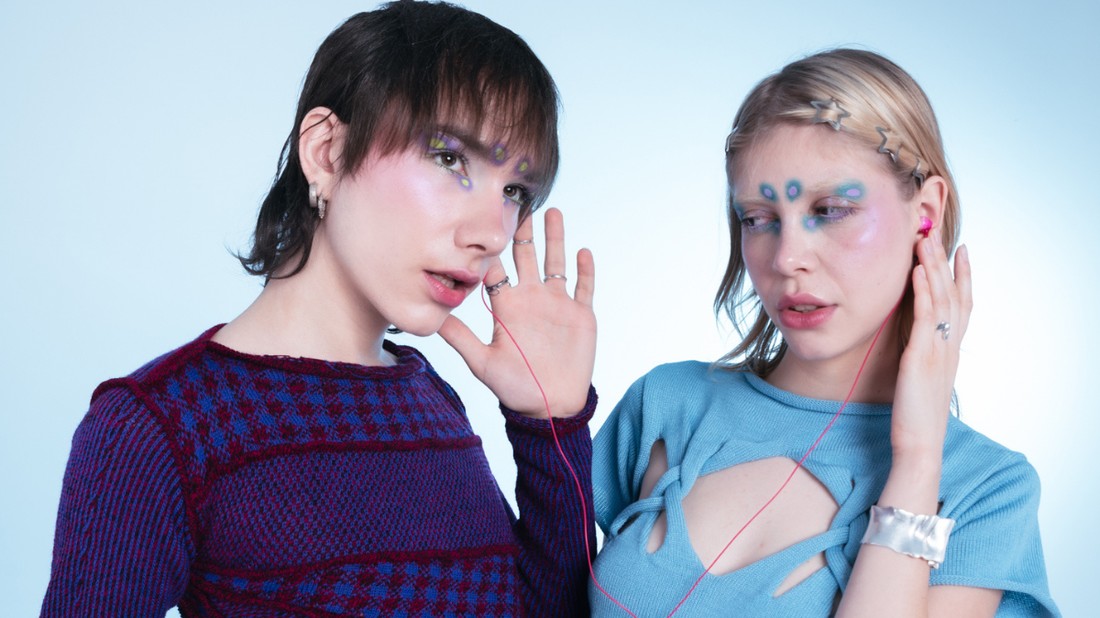 A fiatal magyar divattervezők új generációja radikálisan gondolja újra a nőiséget, a testet és az önkifejezést — négy teljesen eltérő kollekció, egy közös üzenet: az öltözködés ma is identitáspolitika - Modellek: Urbán Szonja, Kozák Ádám, Smink: Kozák Ádám