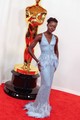 Ahol Lupita Nyong'o jelen van, ott egészen biztosan garantált a vizuális tüzijáték. A 2024-es Oscar-gálán ezt egy Armani Privé csodában érte el