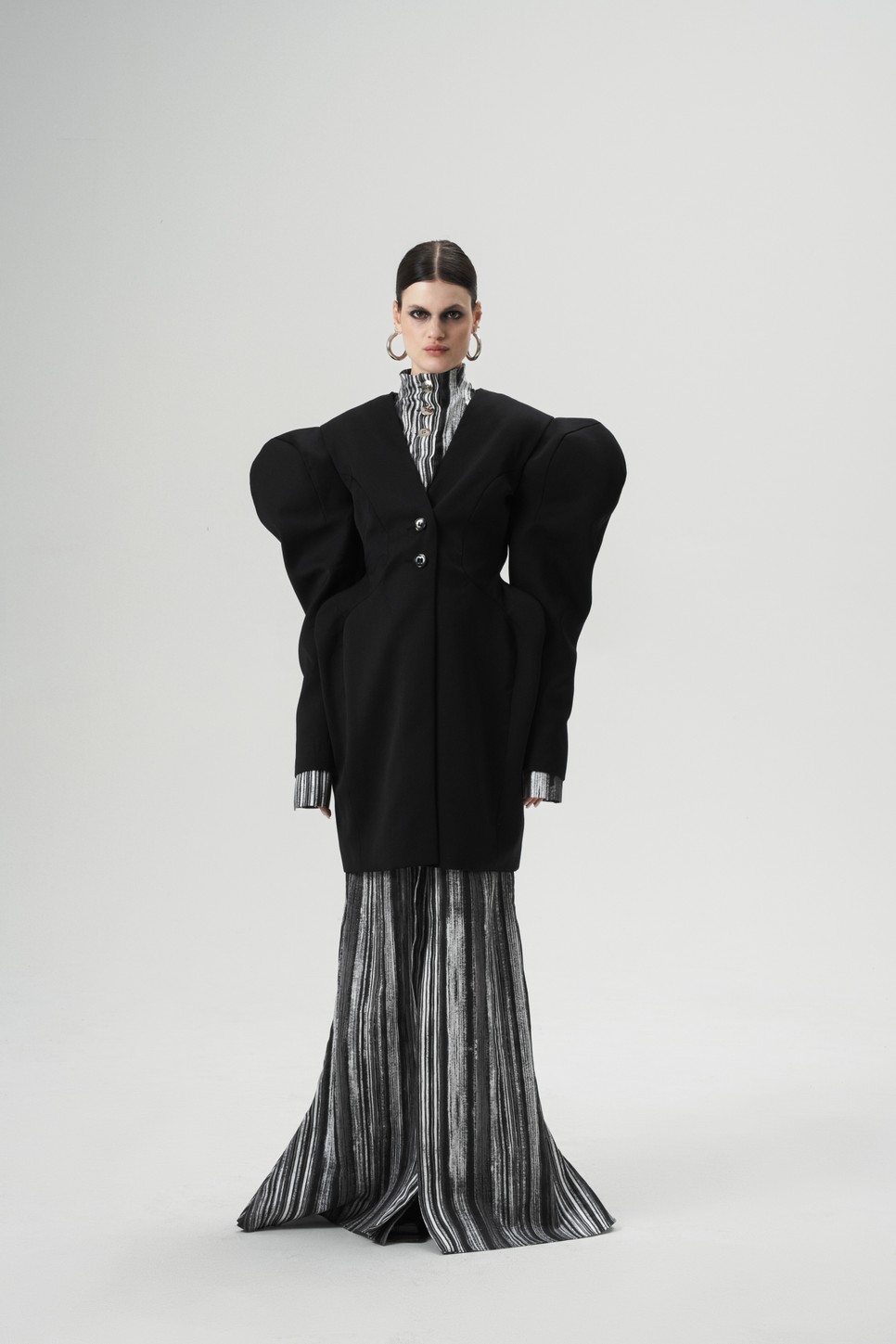 Márton Réka a férfiöltönyök világát formálja női identitássá — széles vállakkal, szoborszerű arányokkal és saját tervezésű textíliákkal.