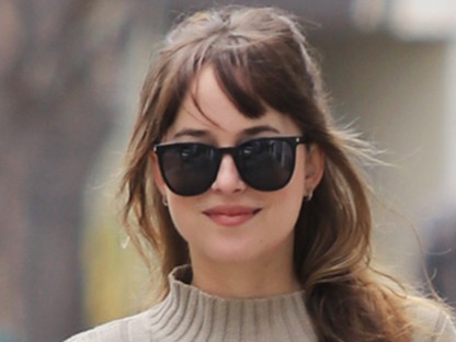 Nem tudjuk, hogy mit varázsolt Dakota Johnson fodrásza, de a végeredmény tökéletes