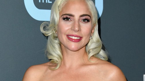 Lady Gaga a legegyszerűbb törtfehér ruhát viselte a vörös szőnyegen