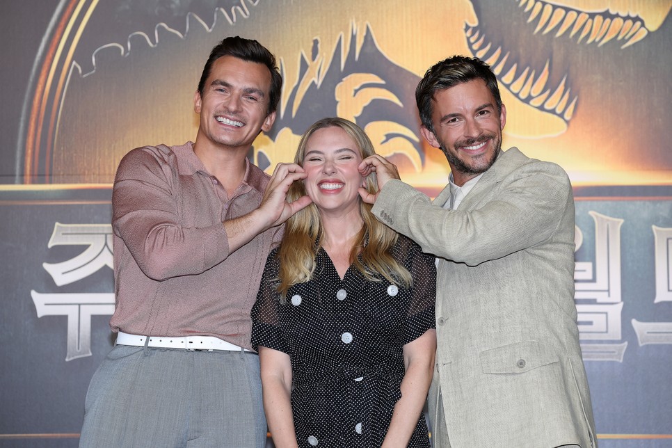 Rupert Friend, Scarlett Johansson és Jonathan Bailey a Jurassic World: Újjászületés szöuli sajtókonferenciáján
