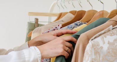Százezrek lapulnak a gardróbodban? Ezzel a trükkel azonnal elkapkodják a használt ruháidat