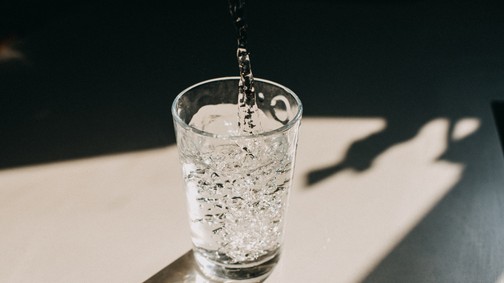 Túl sok vizet iszol? Vigyázz, a túlhidratáltság nem vicc! 