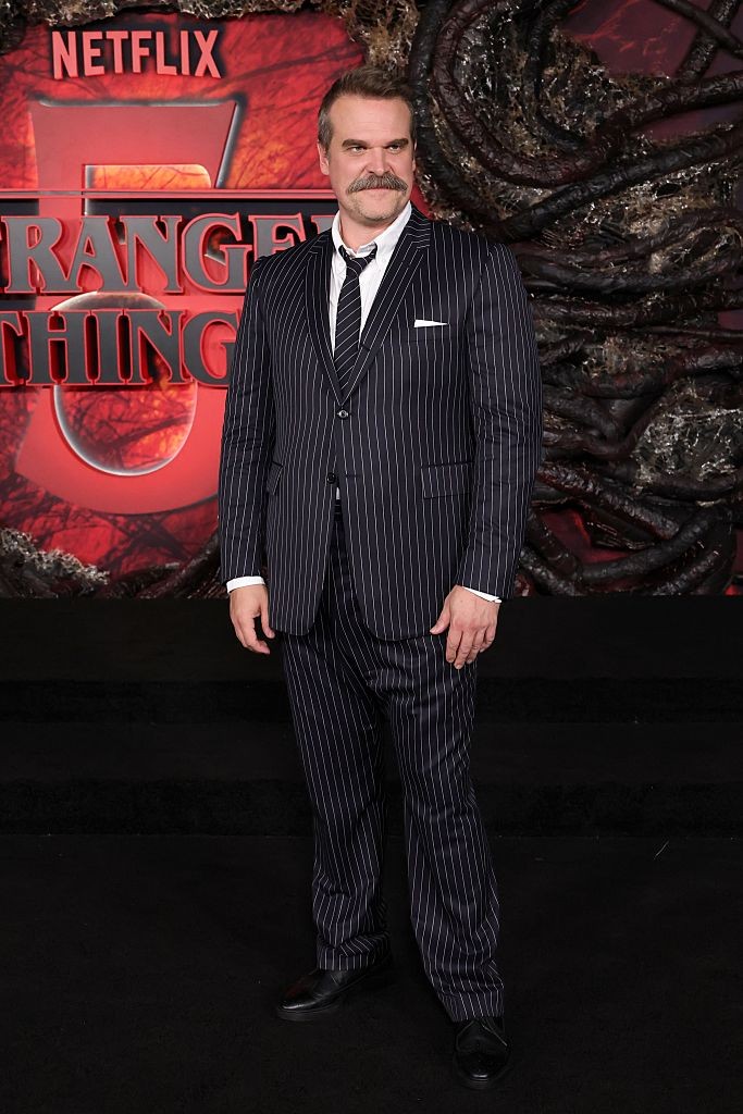 David Harbour elegáns, csíkos öltönyben lépett a vörös szőnyegre, amit hozzá illő csíkos nyakkendővel egészített ki. 