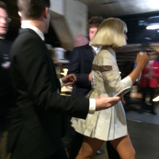 Sia nem szereti, ha fotózzák, el is slisszolt gyorsan a fellépése után.