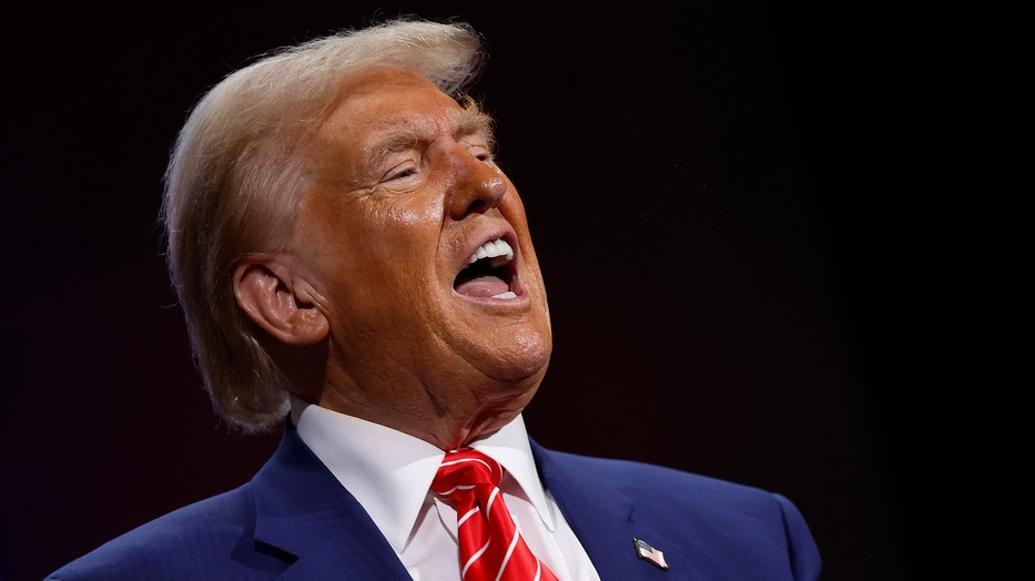 A Republikánus párt elnökjelöltje, Donald Trump volt amerikai elnök beszédet mond egy kampányrendezvényen a Cobb Energy Performing Arts Centerben 2024. október 15-én, Atlantában, Georgia államban.