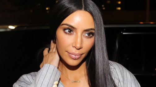 Kim Kardashian is befestette a haját, kettőt találhatsz milyenre