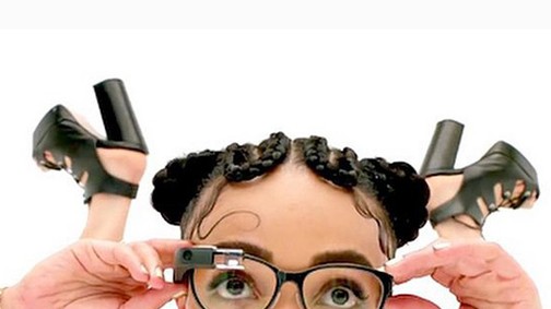 Robert Pattinson barátnője a Google Glass-t népszerűsíti