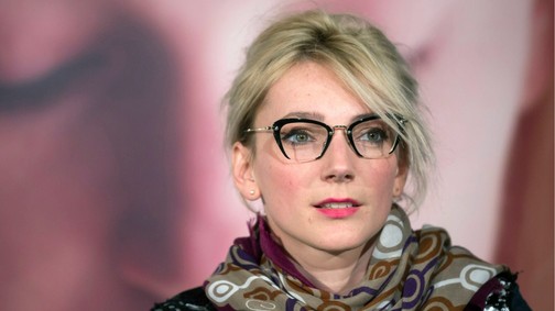 Borbély Alexandra merészen kivágott ruhában hódít