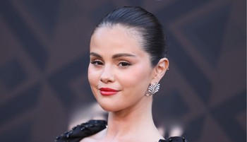 Selena Gomez aprócska bikiniben pózolt a kamerának, csak úgy sugárzik belőle a magabiztosság