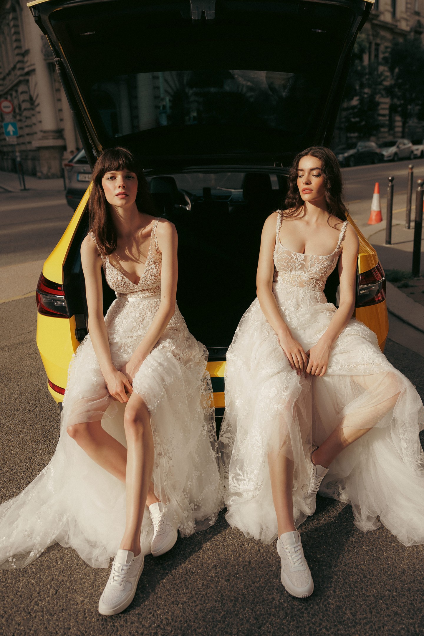 A tervezésnél a fő szempontok közé tartozott, hogy olyan csipkék és csillogós anyagok legyenek felhasználva a kialakításuk során, amelyek nem csak tartósak, de passzolnak is egy törtfehér színű esküvői ruhához