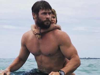 A nap legcukibb és legszexibb pillanata: Chris Hemsworth szörfözni tanítja kislányát! 