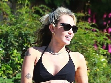 Miley Cyrus bebizonyítja, hogy a kis fekete a tökéletes randiruha