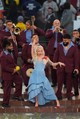Lady Gaga egy csodaszép, mélyen dekoltált kék flamenco ruhában csatlakozott a Super Bowl félidejében a Puerto Ricó-i Bad Bunny mellé. A kreációt tervező Raul Lopez dominikai, így a választás különösen szép tisztelgés volt az énekesnő részéről. 