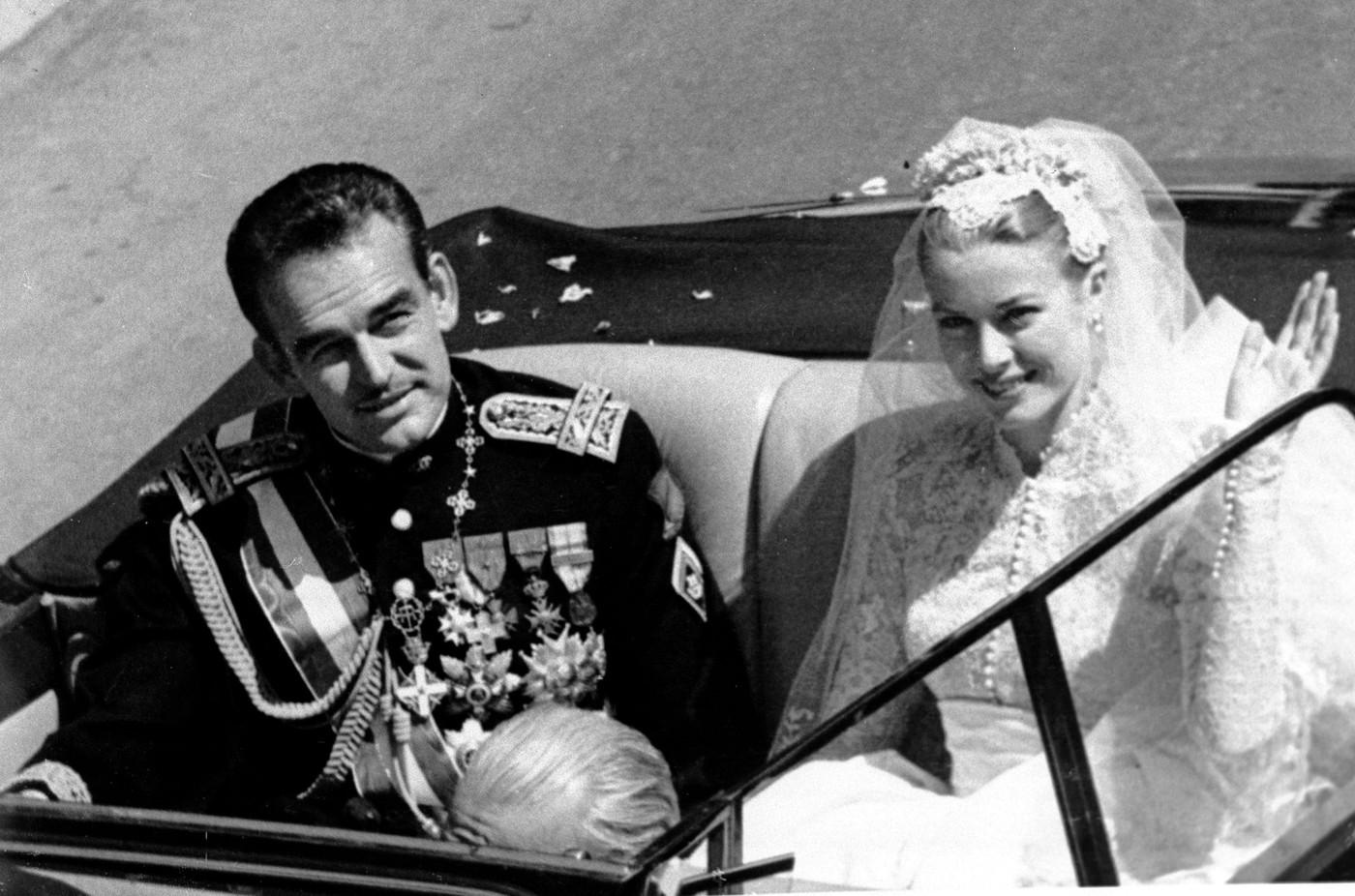 Grace Kelly és III. Rainier monacói herceg 1955-ben ismerkedtek meg egymással, majd titokban levelezni kezdtek. Egy évvel később összeházasodtak és a világ egyik leghíresebb párjává váltak. 