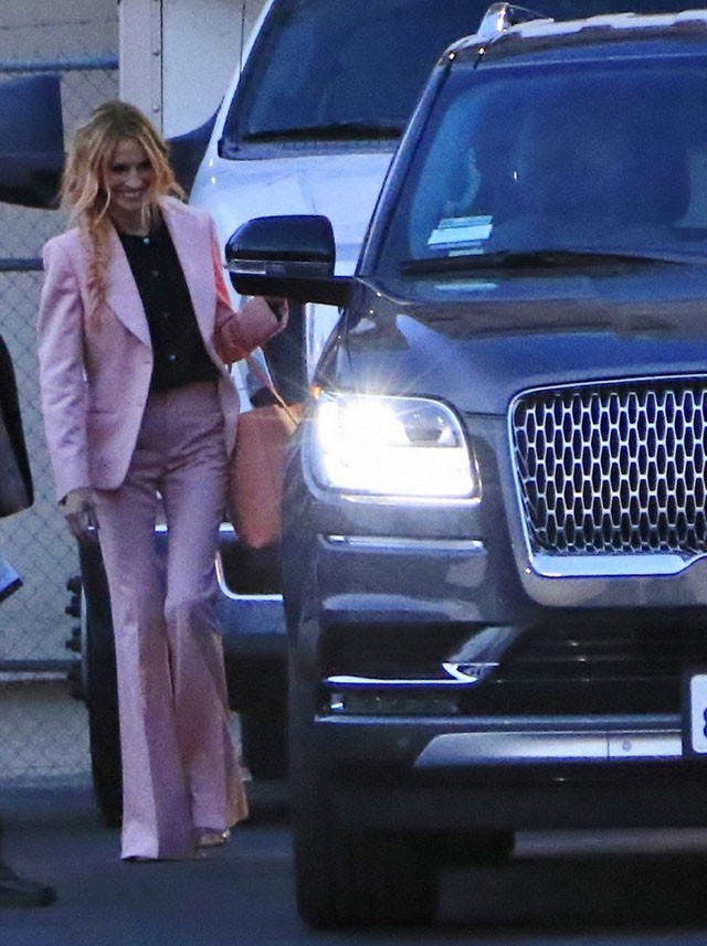 Jennifer Lopez és Julia Roberts bebizonyította, hogy itt a rózsaszín blézer-szezon