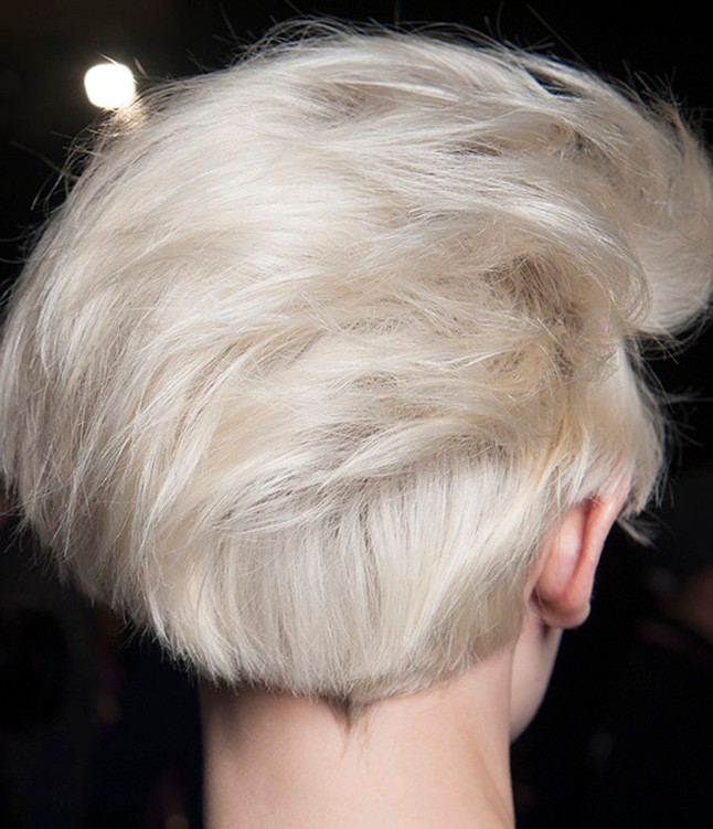 A frizura hátulról