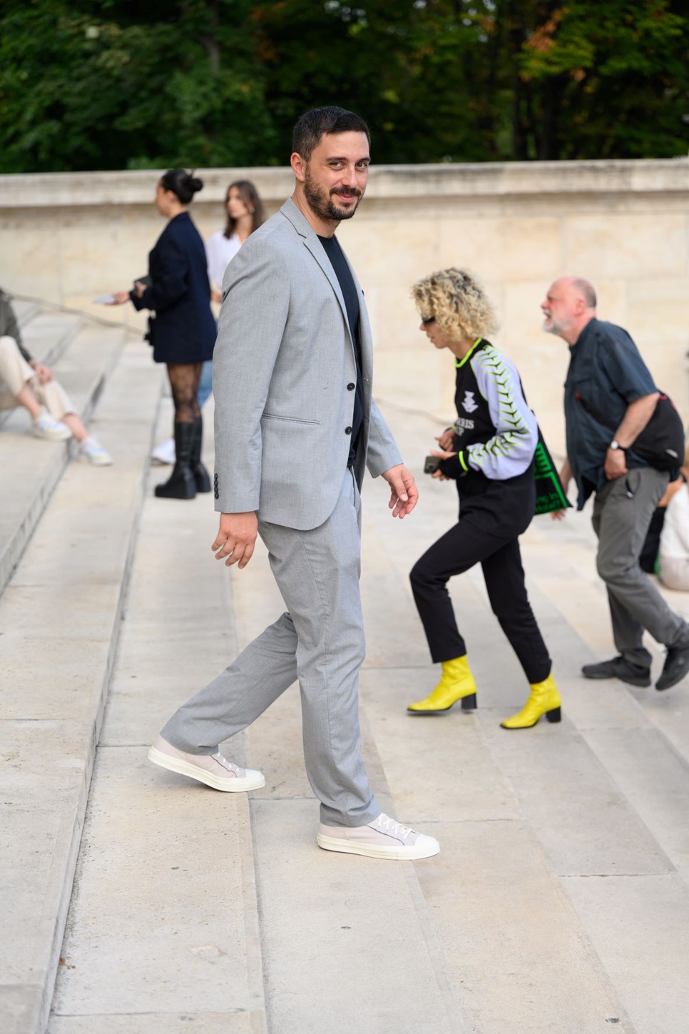 Szabó Kimmel Tamás még egy egyszerű szürke öltönyt is sikkessé tud tenni azzal, ahogyan viseli. Egy fehér Converse mindent feldob, íme az eklatáns példa