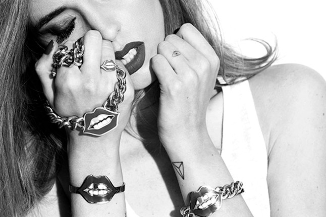 A hetedik egy nyitott szem, ami a gyűrűsujján van