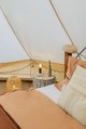 Glamping sátor a Bonami bútoraival, tárgyaival berendezve