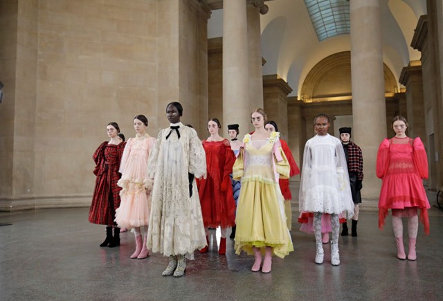 Nem, ez nem egy jelenet a Bridgerton-ból, ez a BORA AKSU show. 