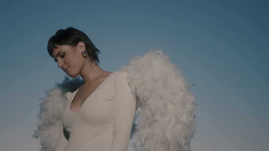 Videópremier: Mayer Fanni új klipje a mérgező kapcsolatokat vesézi ki nagyon érzékletesen