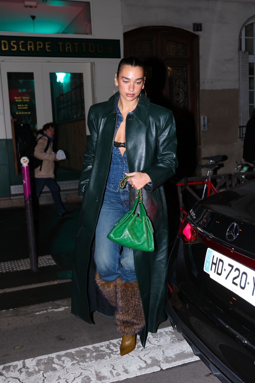 Dua Lipa merész csavarral fűszerezte meg a farmeres szettjét