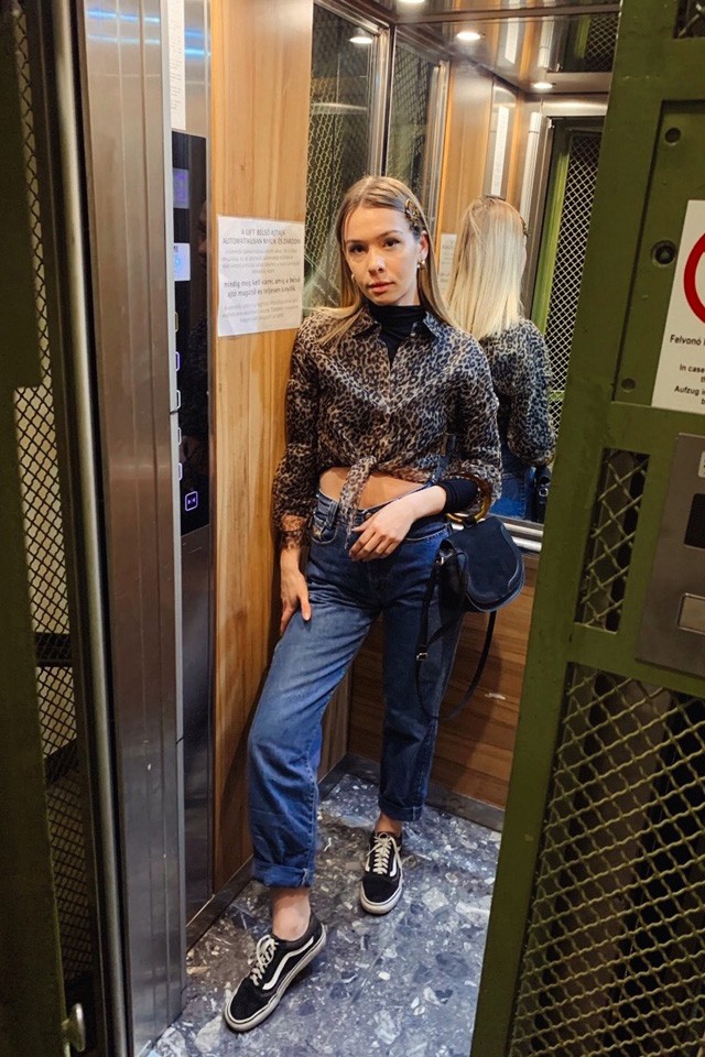 Szécsi Böbe bemutatja az év slágeranyagát önmagán, az organzát