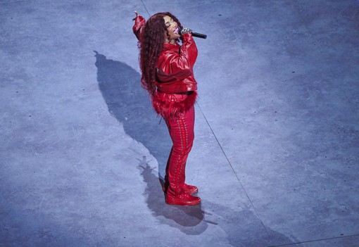 Taylor Swift aprócska rövidnadrágban szurkolt, Beyoncé lánya bőrdzsekiben pózolt - Íme, a 2025-ös Super Bowl legemlékezetesebb szettjei