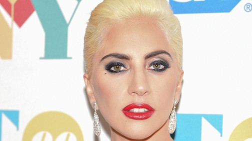 Lady Gaga az éj királynője ebben a szuper csinos ruhában