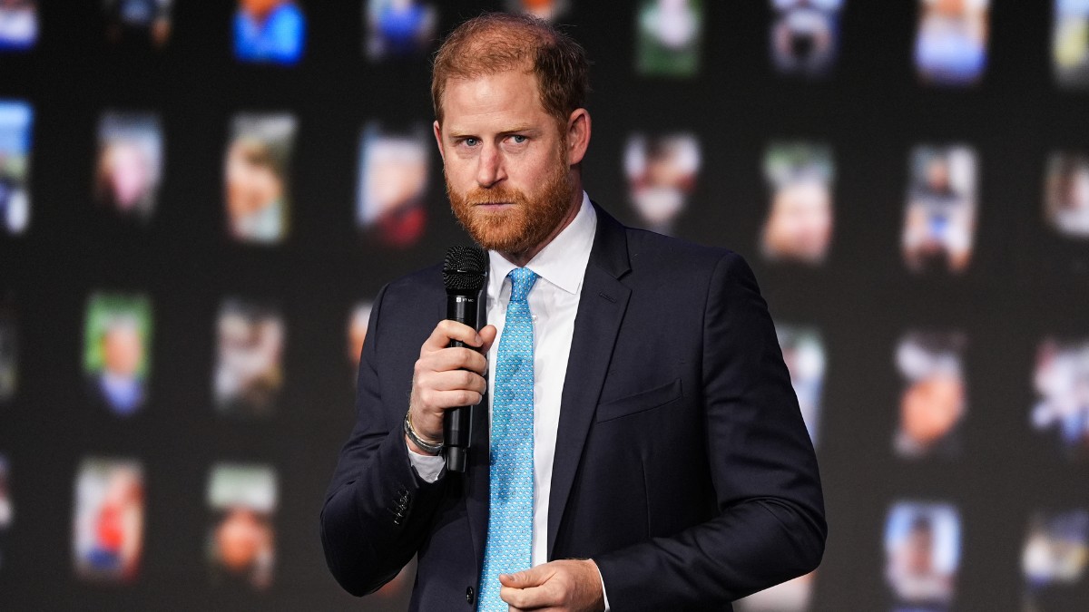 Félbeszakították Harry herceg nyilvános beszédét, és azonnal el kellett hagynia a színpadot