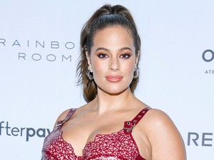 A várandós plus size sztármodell latexben parádézott a vörös szőnyegen